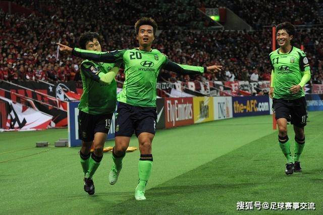 三万球迷冷雨夜见证：泰山拿下中国足球外战开年红！